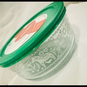 NEW Pyrex Christmas Glass Decorated Storage Bowl w/Lid - 4 Cup Bowl